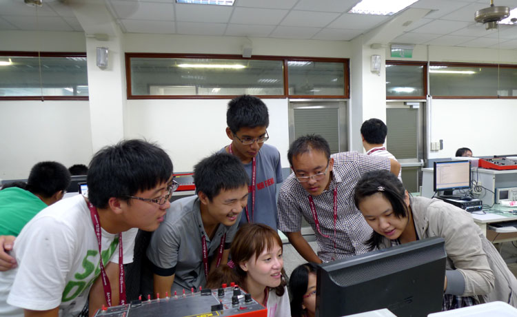 PG电子游戏学生与逢甲大学学生探讨手动实验