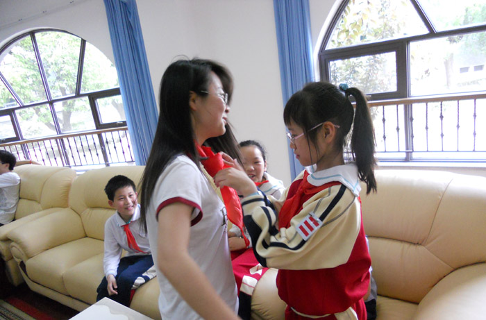 小学生为PG电子游戏志愿者系红领巾